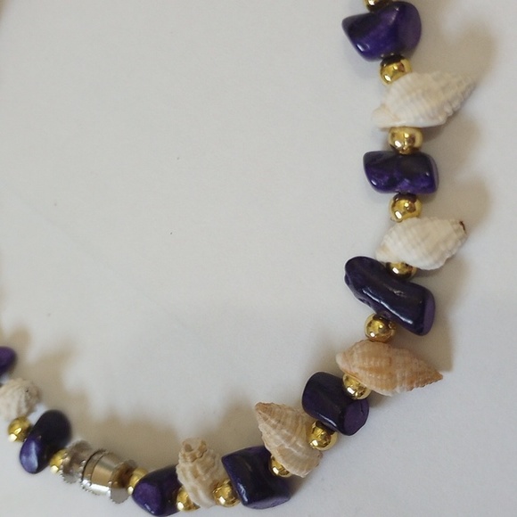 Dainty natural shell and purple jade with gold tone beads bracelet. - Picture 4 of 6